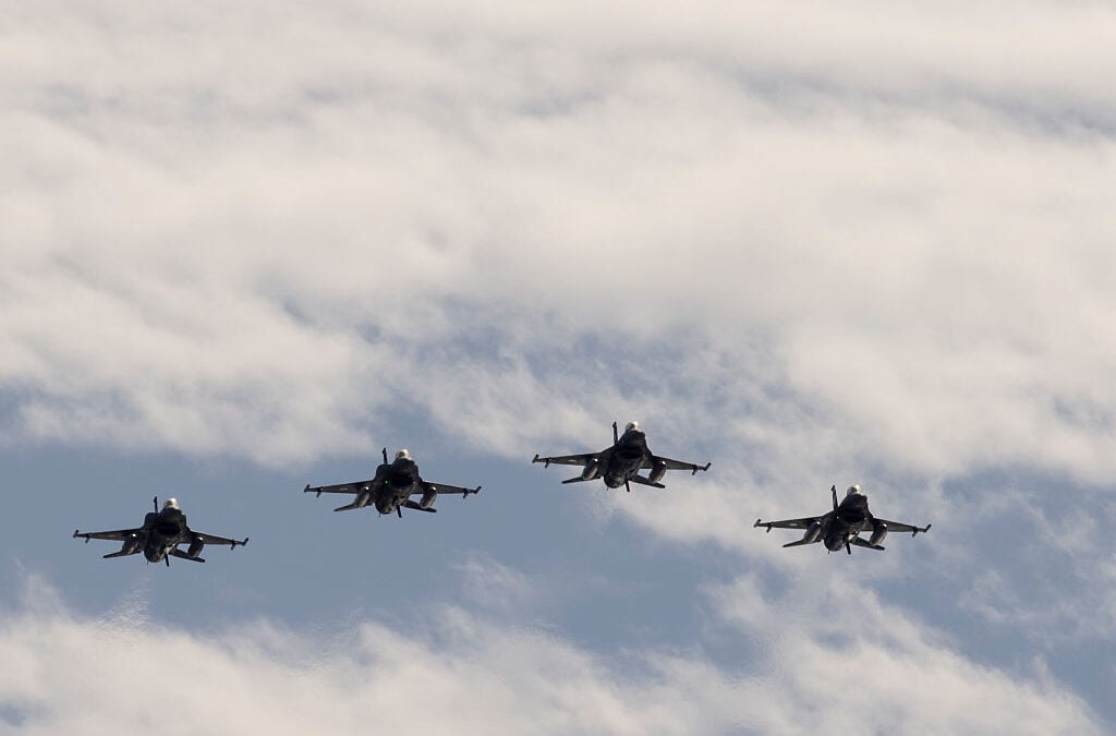 Caccia F-16 dell'Aeronautica greca in volo