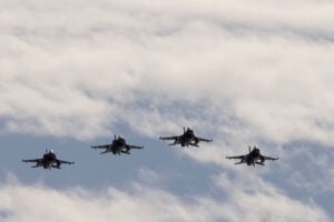 Caccia F-16 dell'Aeronautica greca in volo