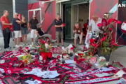 Franco Baresi, l’omaggio dei tifosi davanti a Casa Milan