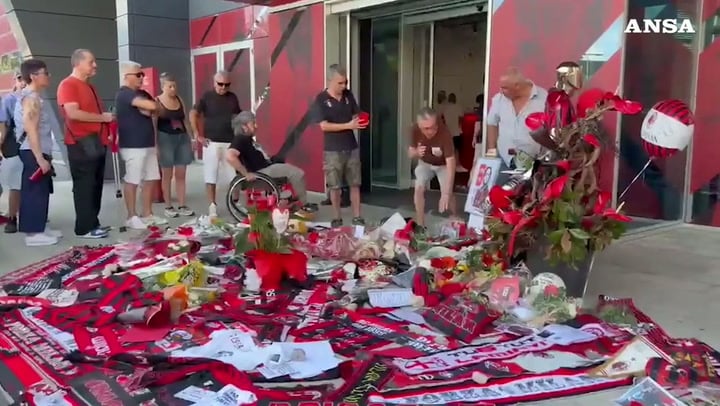 Franco Baresi, l’omaggio dei tifosi davanti a Casa Milan