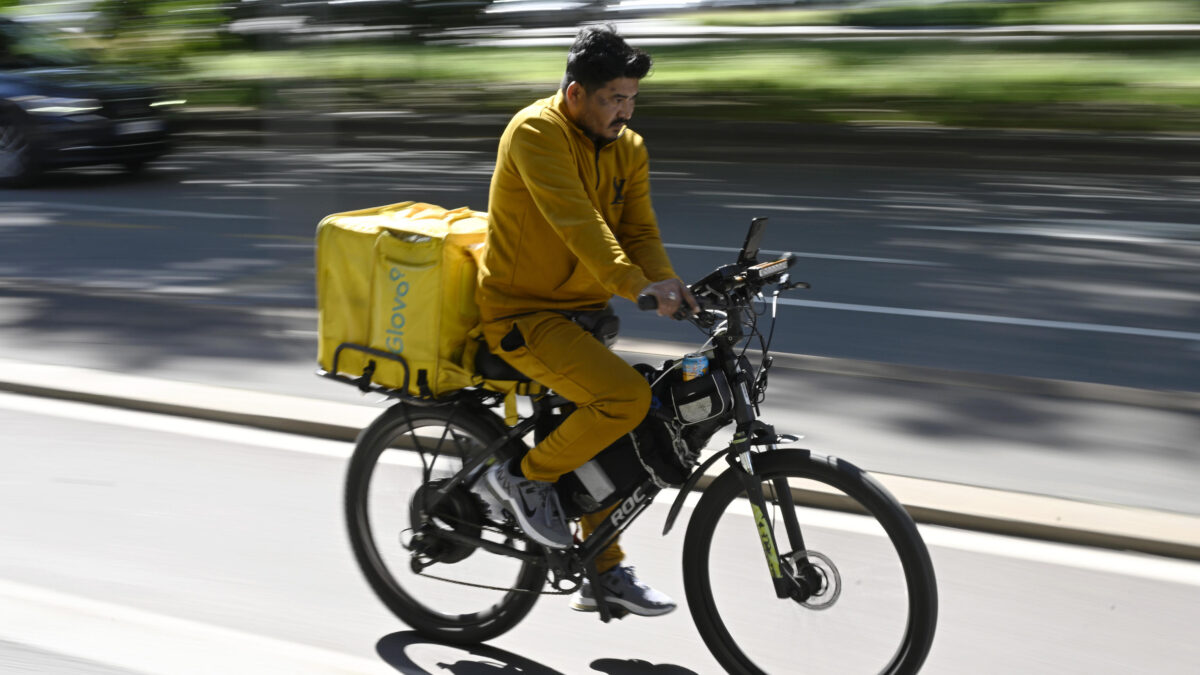 La Procura bacchetta ancora Glovo: «Gli aumenti ai rider solo su carta»