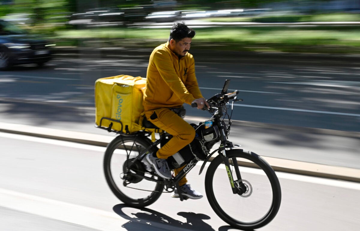 La Procura bacchetta ancora Glovo: «Gli aumenti ai rider solo su carta»