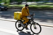 La Procura bacchetta ancora Glovo: «Gli aumenti ai rider solo su carta»