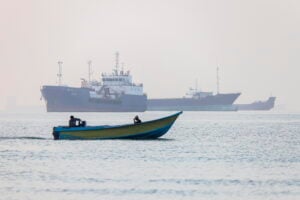 Pescatori iraniani nello Stretto di Hormuz durante il blocco navale