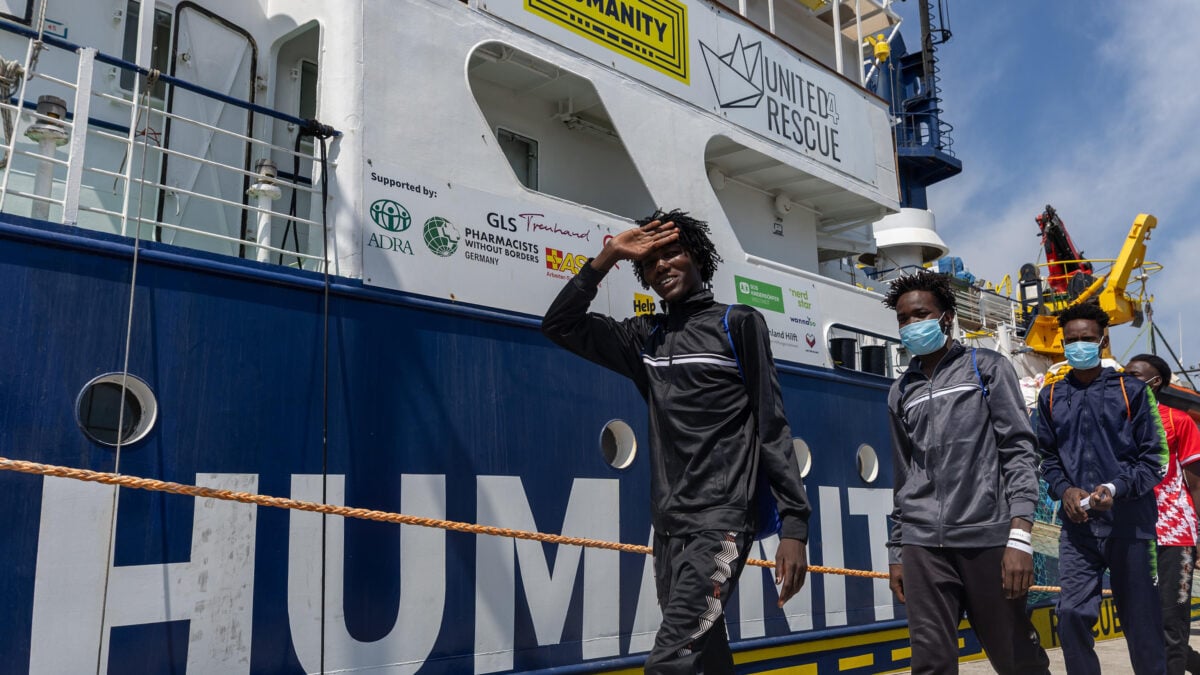 La nave Humanity 1 attraccata al porto di Ravenna