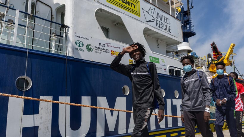 Una Ong tedesca ci rifila 73 migranti. La Svizzera vuole mandarceli in volo