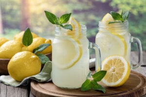 Lo Stato stana dei pericolosi evasori: tre ragazzini che vendono limonate