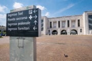 Si dà fuoco mentre videochiama la ex