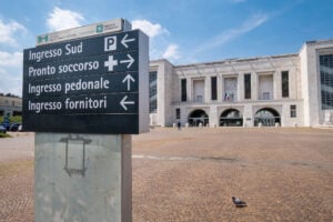 Si dà fuoco mentre videochiama la ex