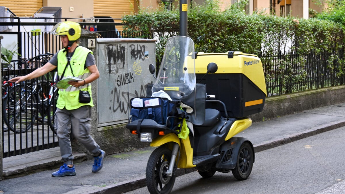 Evviva i postini, custodi degli italiani in questo mondo di sms truffa e pirati