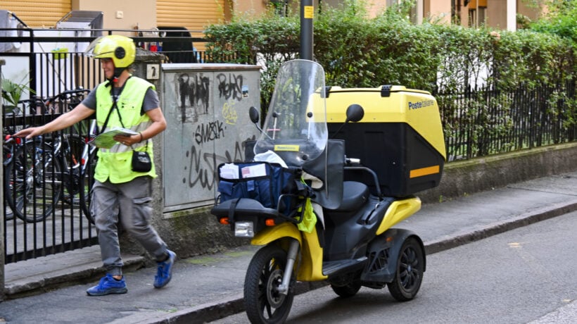 Evviva i postini, custodi degli italiani in questo mondo di sms truffa e pirati