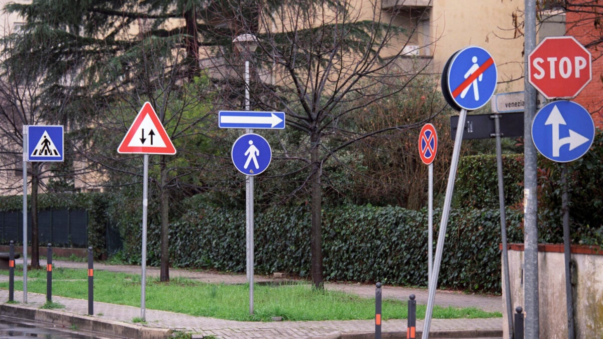 Nuovo codice della strada: patente a 17 anni, sorpasso a destra e stretta sulle auto non assicurate