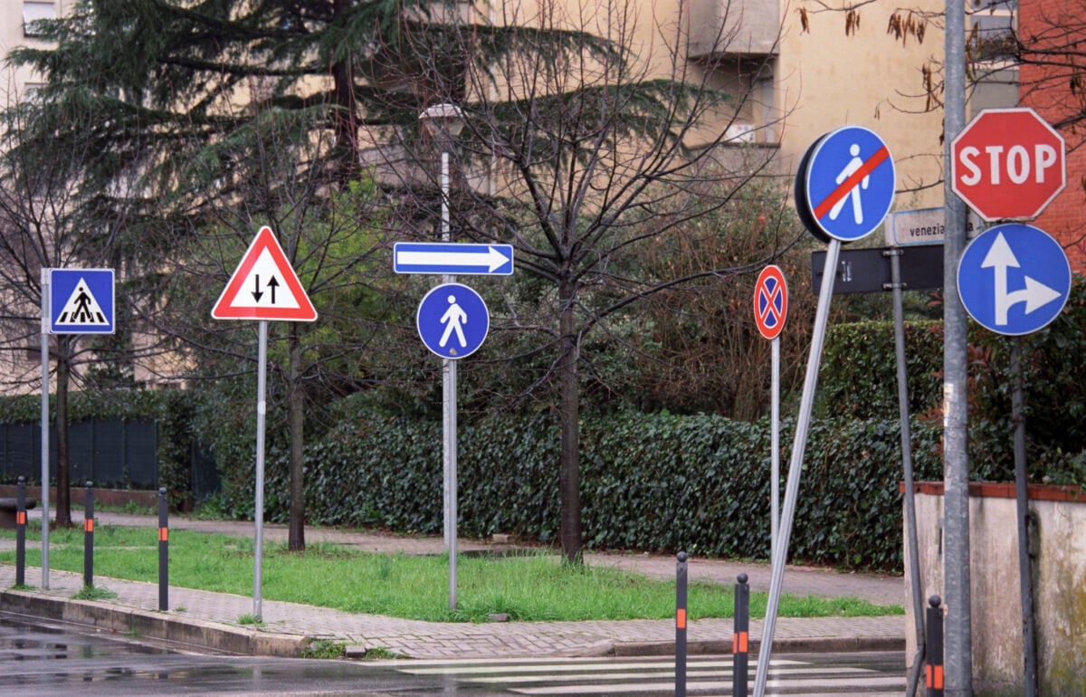 Nuovo codice della strada: patente a 17 anni, sorpasso a destra e stretta sulle auto non assicurate