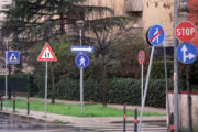 Nuovo codice della strada: patente a 17 anni, sorpasso a destra e stretta sulle auto non assicurate