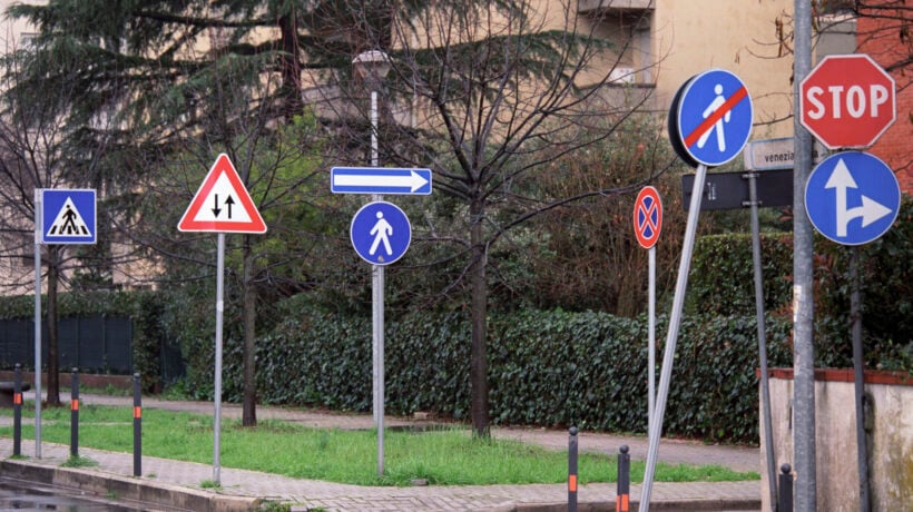 Nuovo codice della strada: patente a 17 anni, sorpasso a destra e stretta sulle auto non assicurate