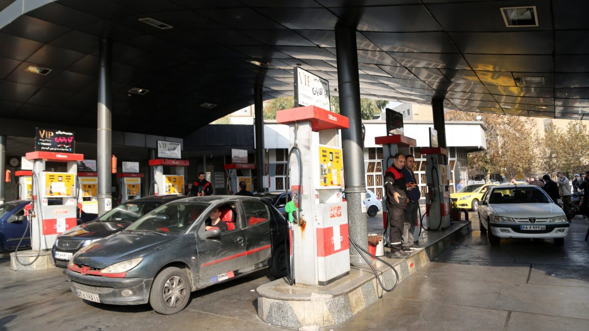 Iran, manca la benzina: code ai distributori