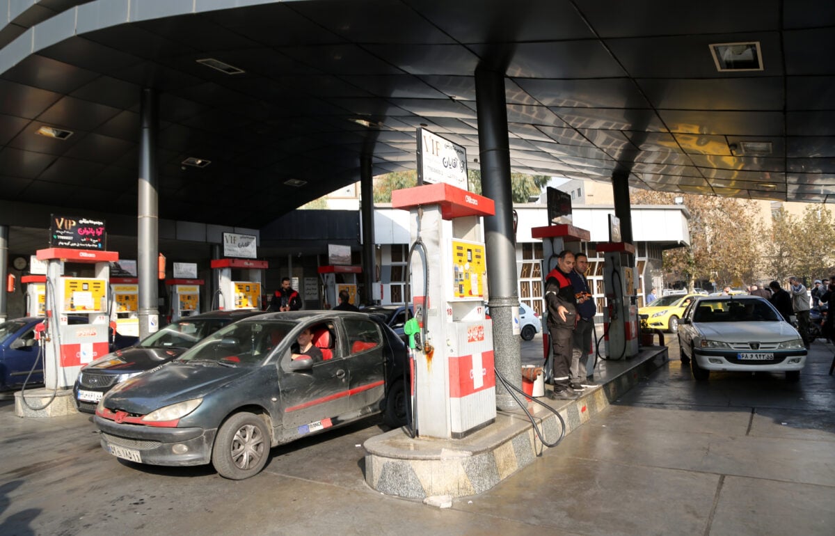 Iran, manca la benzina: code ai distributori