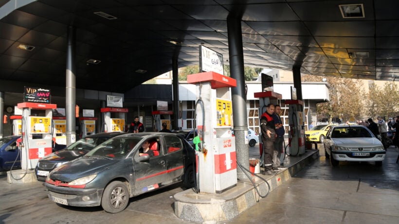 Iran, manca la benzina: code ai distributori