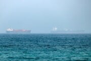 L’Iran fa pace con l’Oman per Hormuz. E Trump leva le sanzioni ai pasdaran