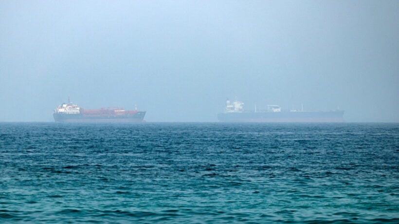 L’Iran fa pace con l’Oman per Hormuz. E Trump leva le sanzioni ai pasdaran