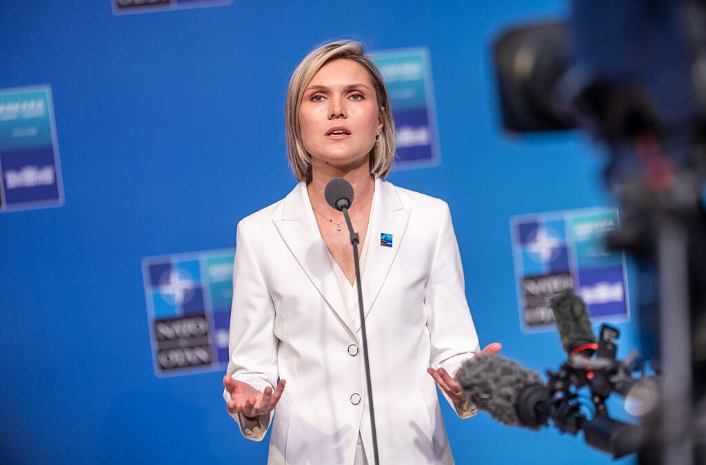 Kristrún Frostadóttir, premier dell’Islanda, alla conferenza stampa prima del vertice Nato