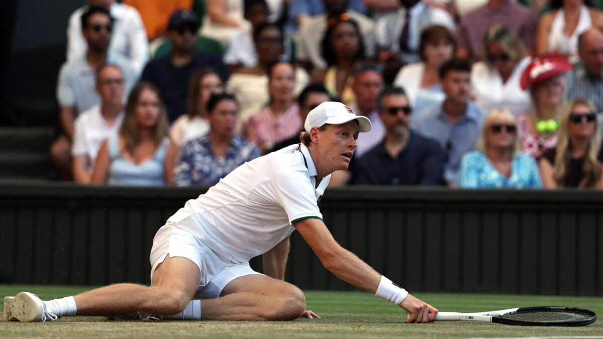 Jannik Sinner in azione nella finale di Wimbledon a Londra