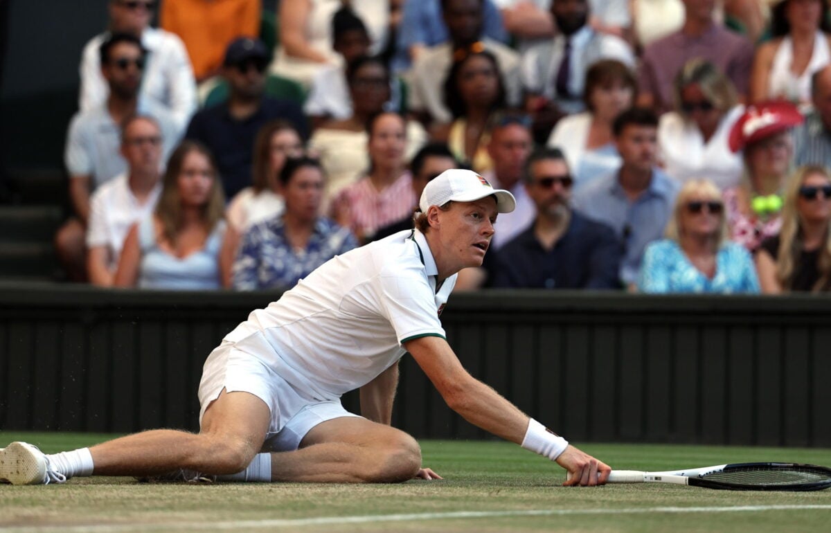 Jannik Sinner in azione nella finale di Wimbledon a Londra