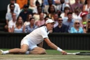 Jannik Sinner in azione nella finale di Wimbledon a Londra
