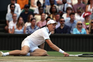 Jannik Sinner in azione nella finale di Wimbledon a Londra