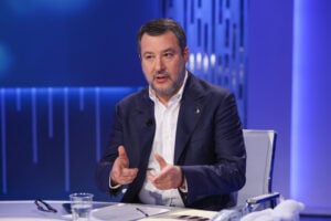 Il governo mette le banche nel mirino Tasse sugli extra utili e alert su Mps