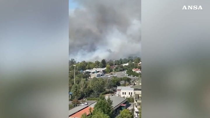 Maxi incendio a Roma, la cenere invade anche il centro