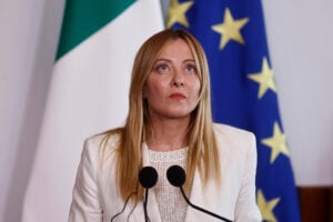 Giorgia Meloni affonda le balle della Schlein sui migranti