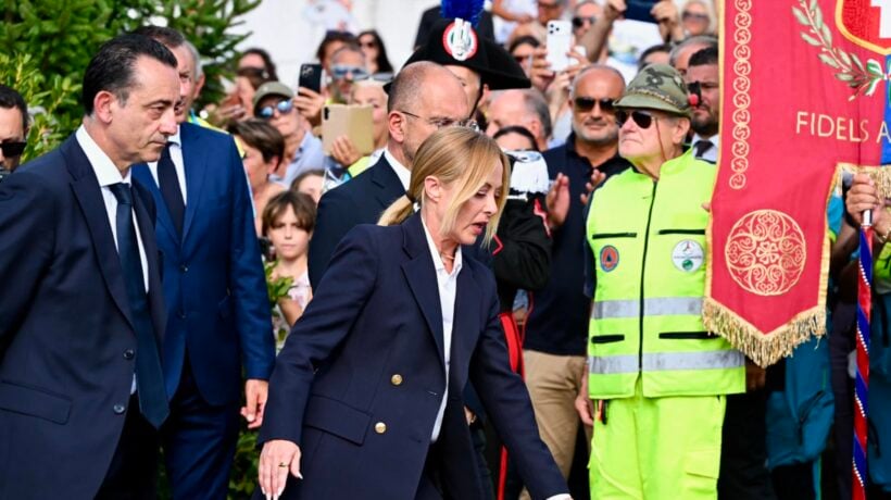 Meloni ad Amatrice, applausi e raccoglimento per le vittime
