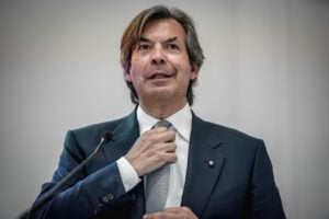 L’affondo di Intesa Sanpaolo: esposto contro Mps