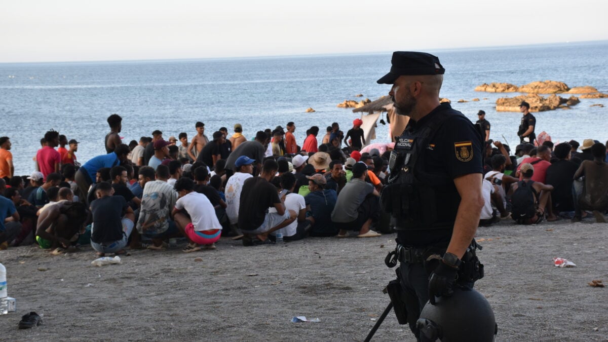 Migranti sulla spiaggia di Ceuta durante la crisi migratoria
