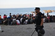 Migranti sulla spiaggia di Ceuta durante la crisi migratoria