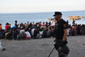 Migranti sulla spiaggia di Ceuta durante la crisi migratoria