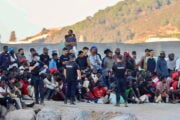 Com’è umana la sinistra. Sánchez non dà l’acqua agli immigrati assetati