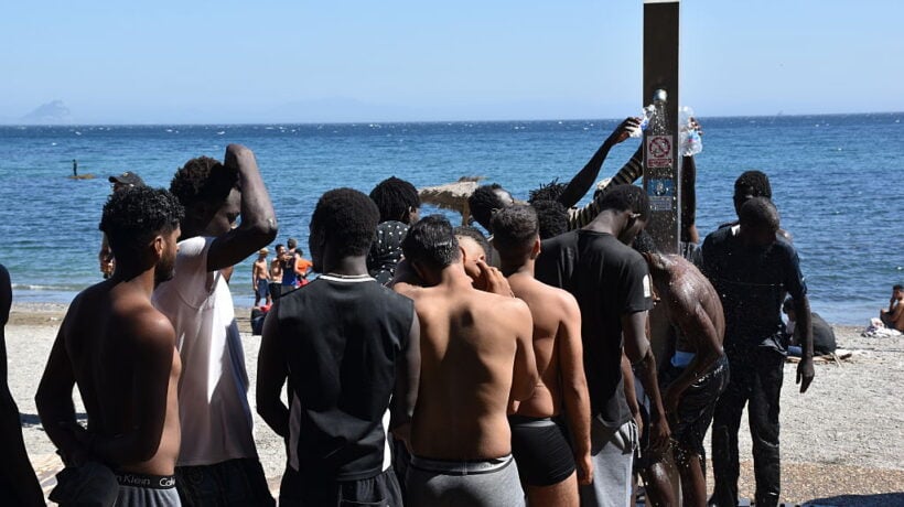 Sánchez lascia Ceuta nel caos: migranti senza acqua né cibo. Ong mute
