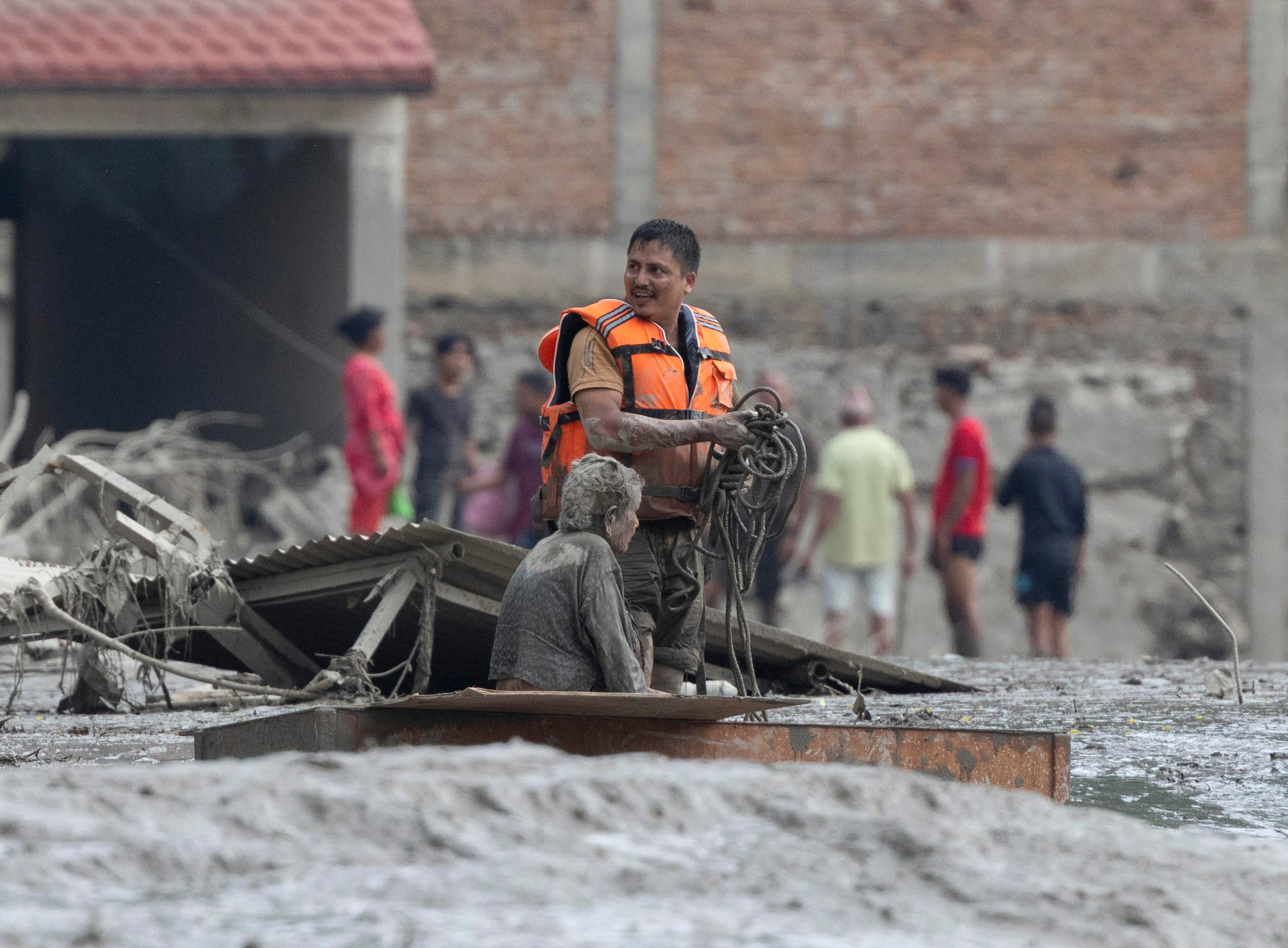 apocalisse nepal quasi 600 morti unit224 di crisi italiana a katmandu da Laverita.info apocalisse nepal quasi 600 morti unit224 di crisi italiana a katmandu