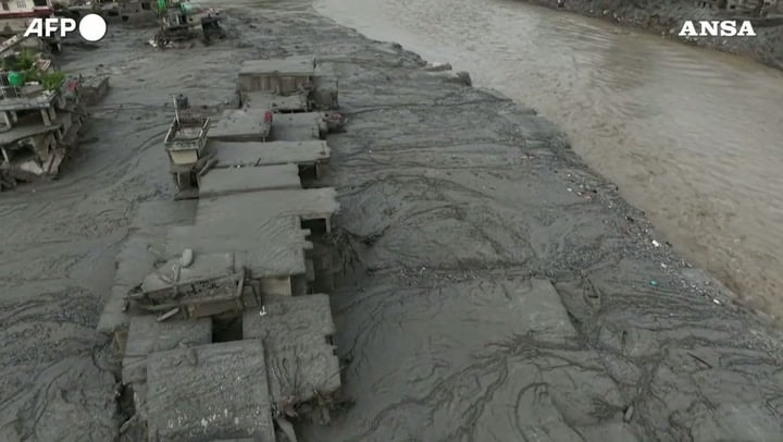 Nepal: le case e le auto sommerse dal fango