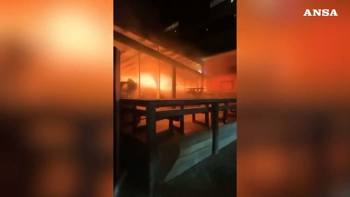 Nuovo video su Crans-Montana, i giovani cercano di sfondare le vetrate