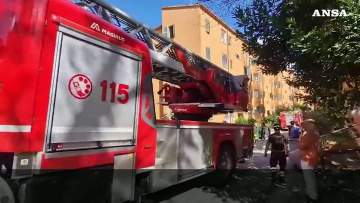Esplosione in una palazzina a Perugia: due feriti e tetto crollato