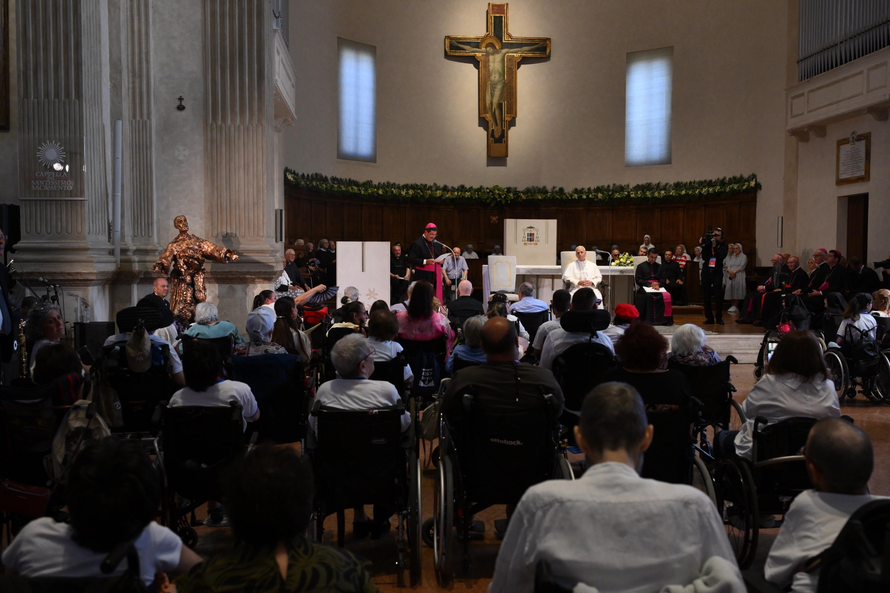 Papa Leone XIV incontra malati, disabili e poveri assistiti dalla Caritas nel Duomo di Rimini
