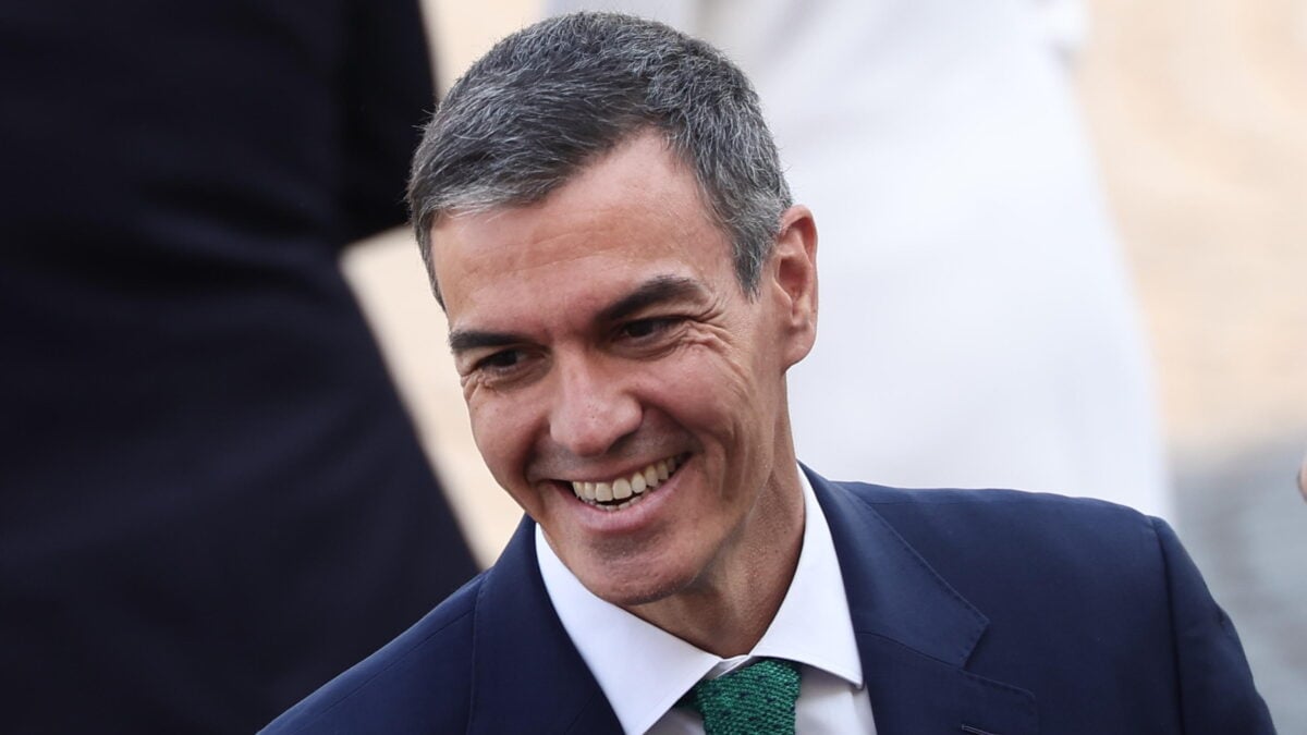 Sánchez si gode il sole e dalla villa alle Canarie fa l’influencer di libri