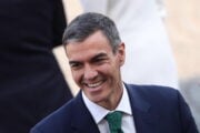 Sánchez si gode il sole e dalla villa alle Canarie fa l’influencer di libri