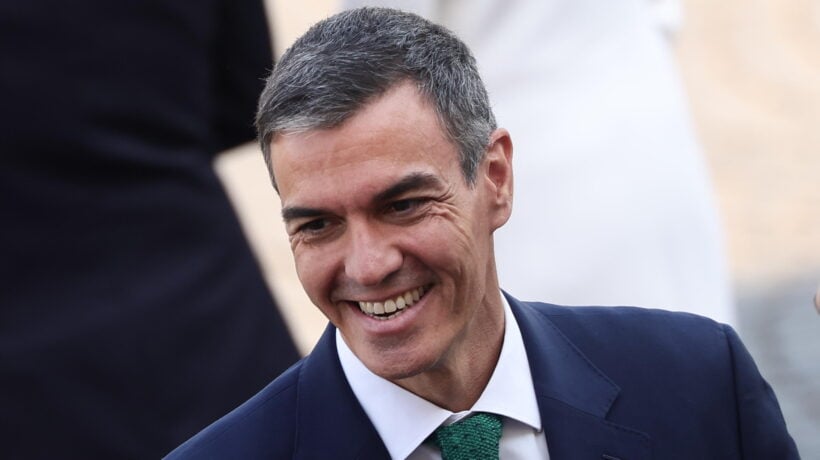 Sánchez si gode il sole e dalla villa alle Canarie fa l’influencer di libri