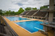 Piscina aperta solo alle persone nere. A Berlino è bufera, protesta Afd