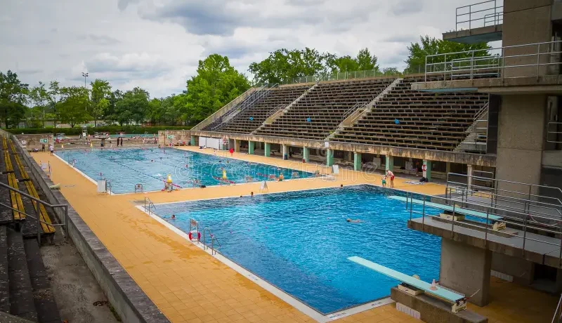 Piscina aperta solo alle persone nere. A Berlino è bufera, protesta Afd