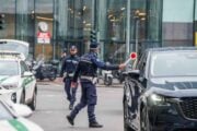 Agente travolto a un posto di blocco. Ma in piazza si scende solo per Ramy